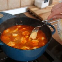 Aluat de găluște porționat cu lingura direct în oala cu gulaș, pentru găluște fragede și pufoase