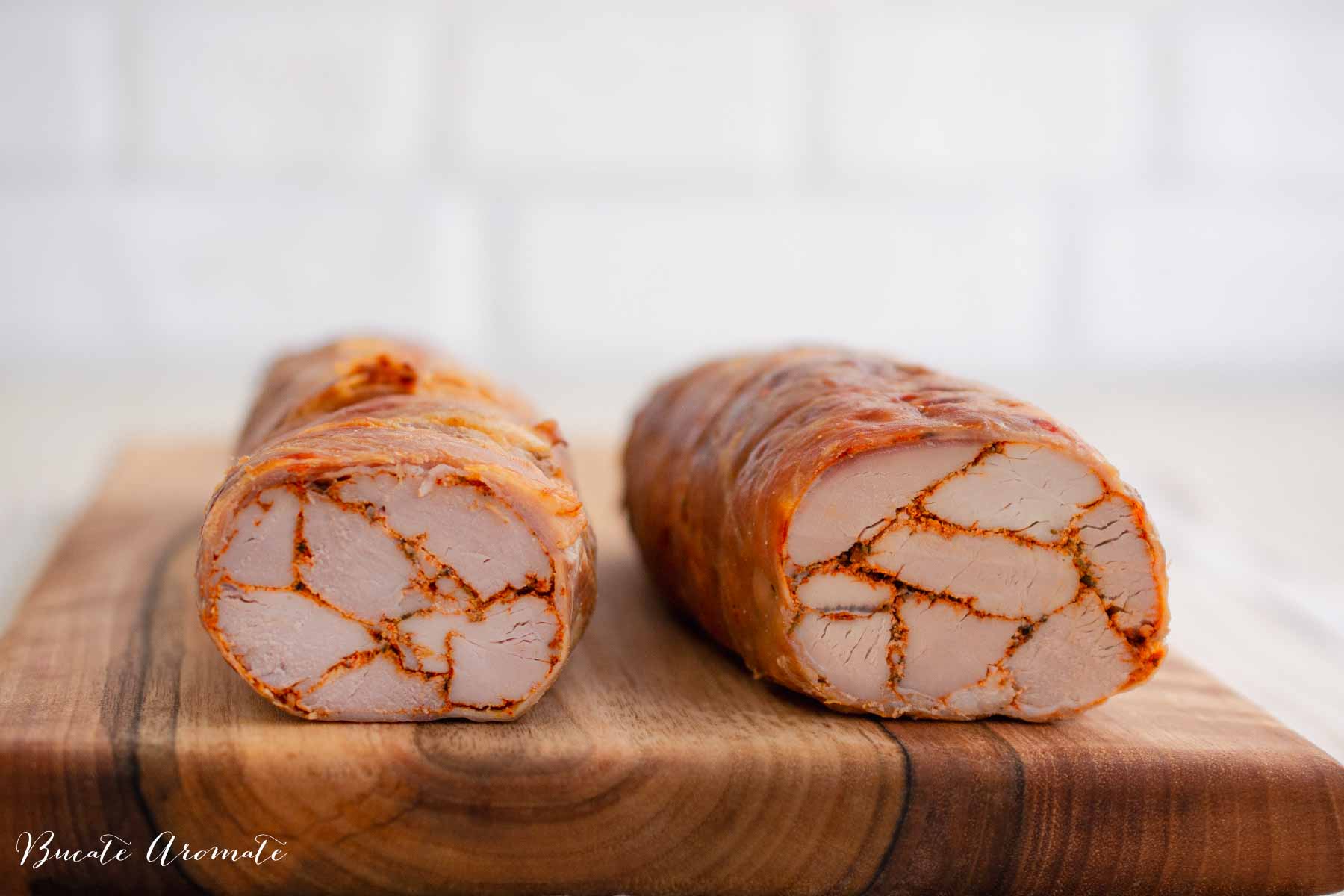 Ruladă mozaic din mușchiuleț de porc, secțiune după răcire, aperitiv rece pentru masa de Paște