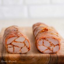 Aperitiv rece din mușchiuleț de porc în prosciutto, ruladă mozaic cu secțiune spectaculoasă