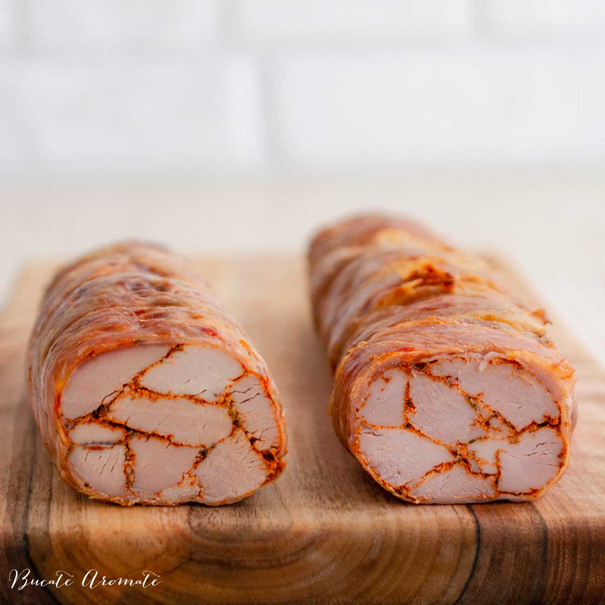 Aperitiv rece din mușchiuleț de porc în prosciutto, ruladă mozaic cu secțiune spectaculoasă