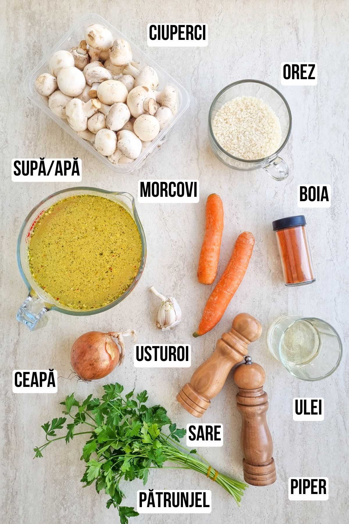 Ingrediente pentru orez cu ciuperci de post la cuptor: ciuperci champignon, orez rotund, morcovi, ceapă, usturoi, supă de legume, boia afumată și pătrunjel
