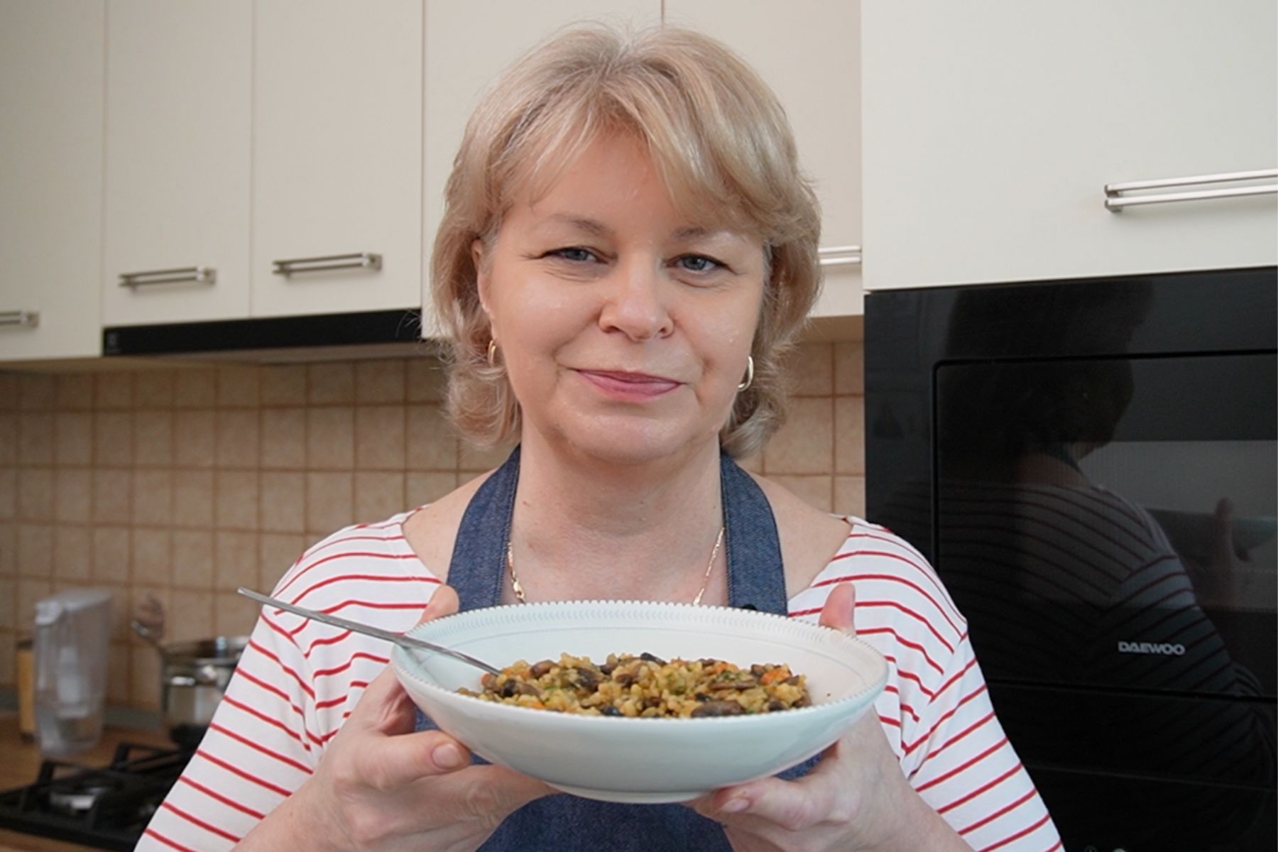 Iuliana Sbirnea in bucataria proprie gustand orez cu ciuperci de post