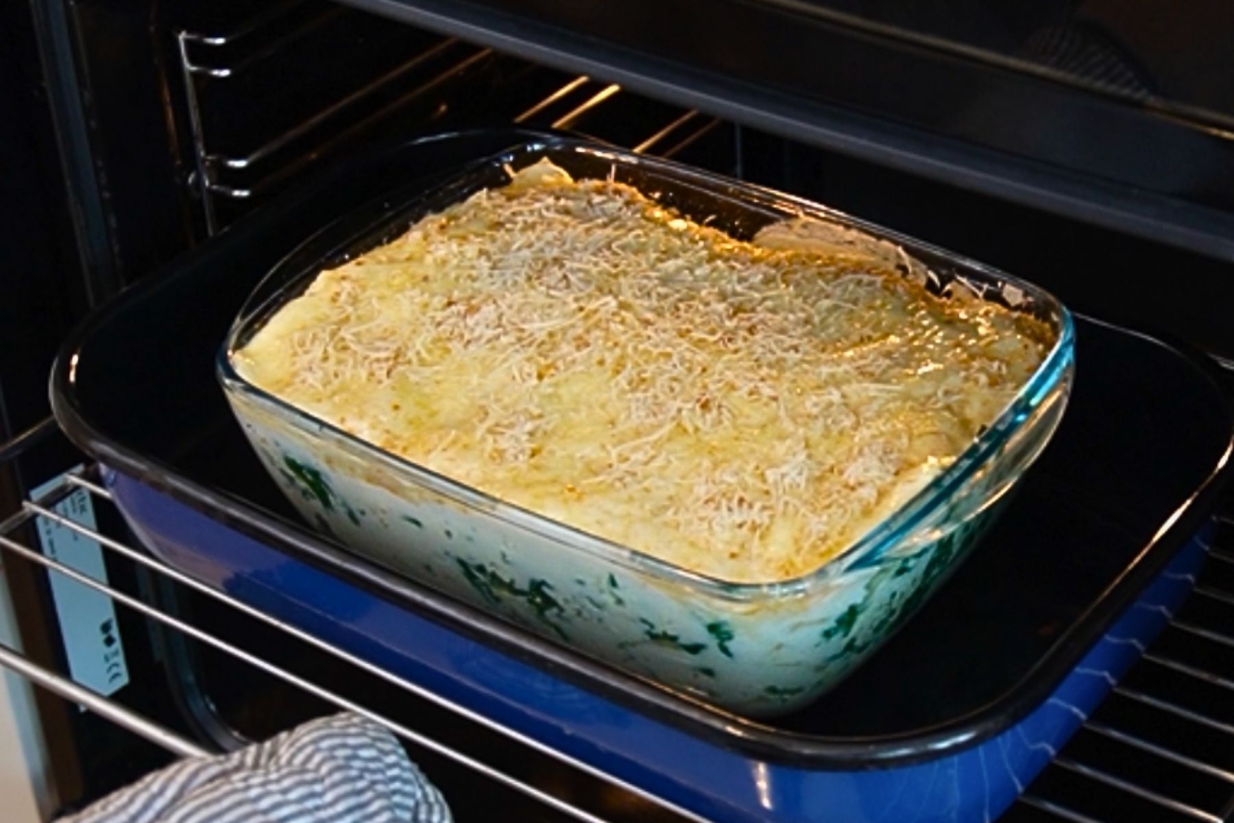 Lasagna cu urdă și spanac la cuptor, în tavă de sticlă