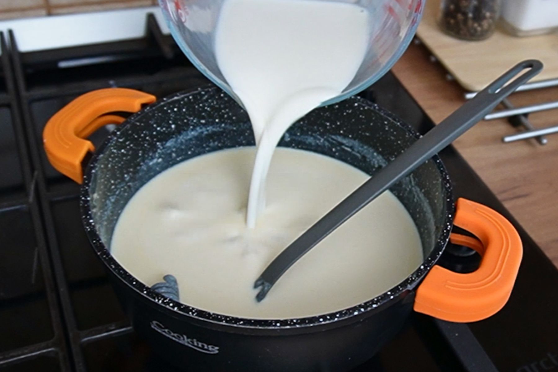 Prepararea sosului bechamel pentru lasagna cu urdă și spanac