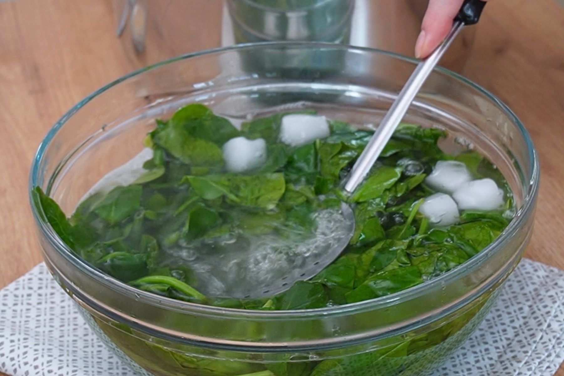 Spanac proaspăt opărit și răcit pentru lasagna cu urdă