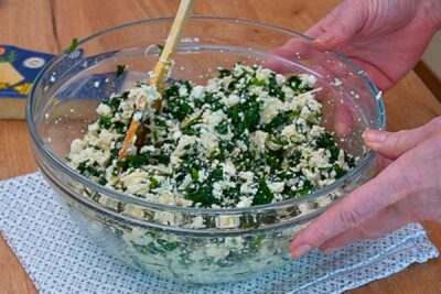 Umplutură pentru lasagna cu urdă și spanac, amestecată într-un bol