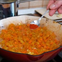 Boia afumată adăugată peste ceapa și morcovul călite, pentru aromatizarea orezului cu ciuperci de post la cuptor