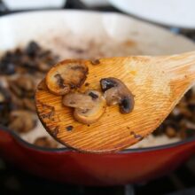 Ciuperci rumenite corect în tigaie, până capătă culoare aurie, pentru un orez cu ciuperci gustos și aromat