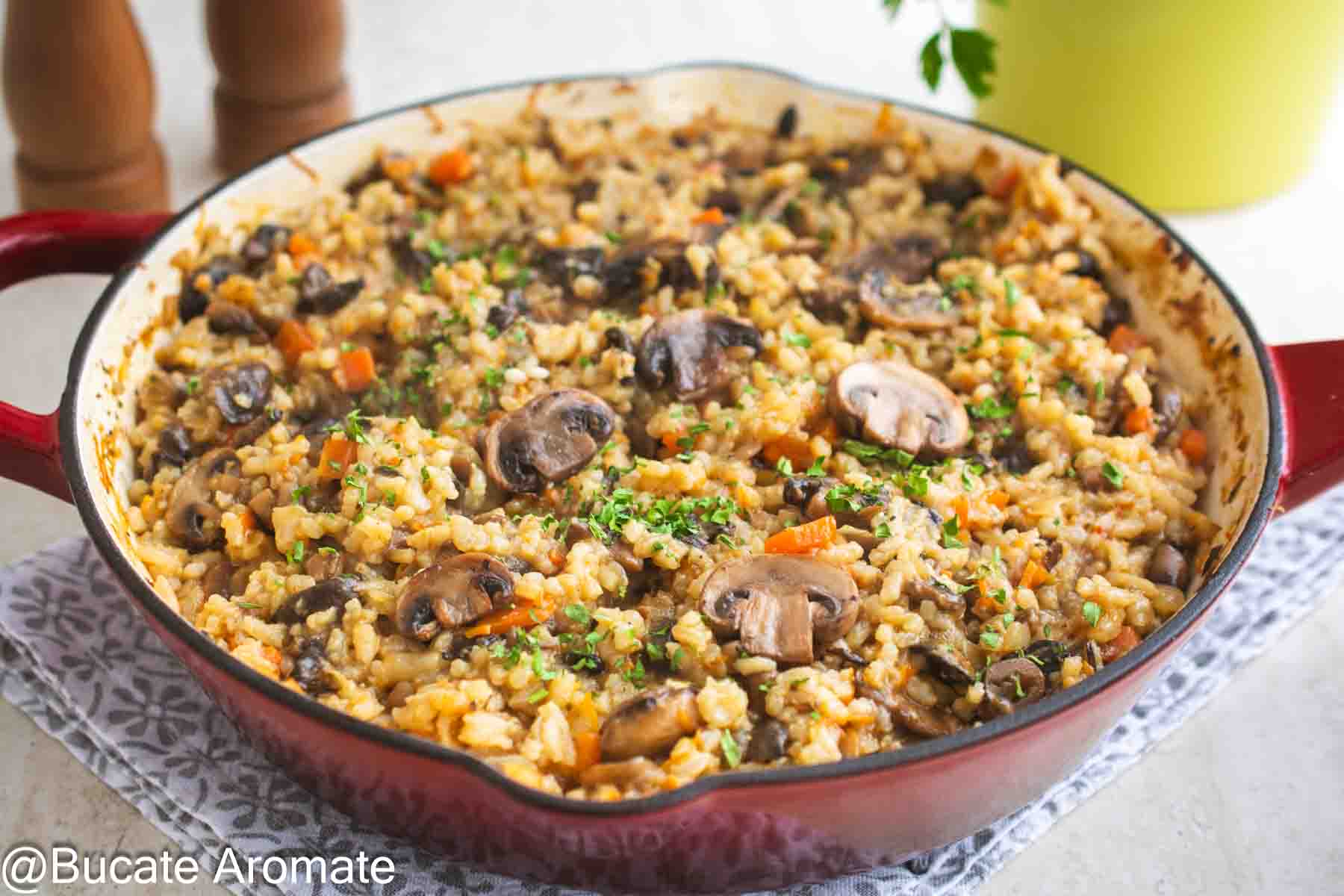 Orez cu ciuperci de post la cuptor, bob cu bob, cu morcov și pătrunjel verde, în tigaie de fontă