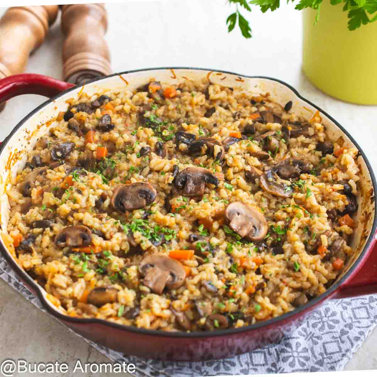 Orez de post cu ciuperci rumenite și morcov, textură bob cu bob