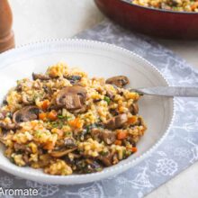 Porție de orez cu ciuperci de post, bob cu bob, servit cald cu pătrunjel proaspăt