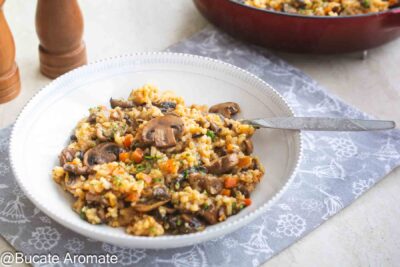Porție de orez cu ciuperci de post, bob cu bob, servit cald cu pătrunjel proaspăt