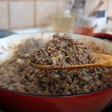 Carne tocată bine gătită și legată, verificată cu lingura în tigaie