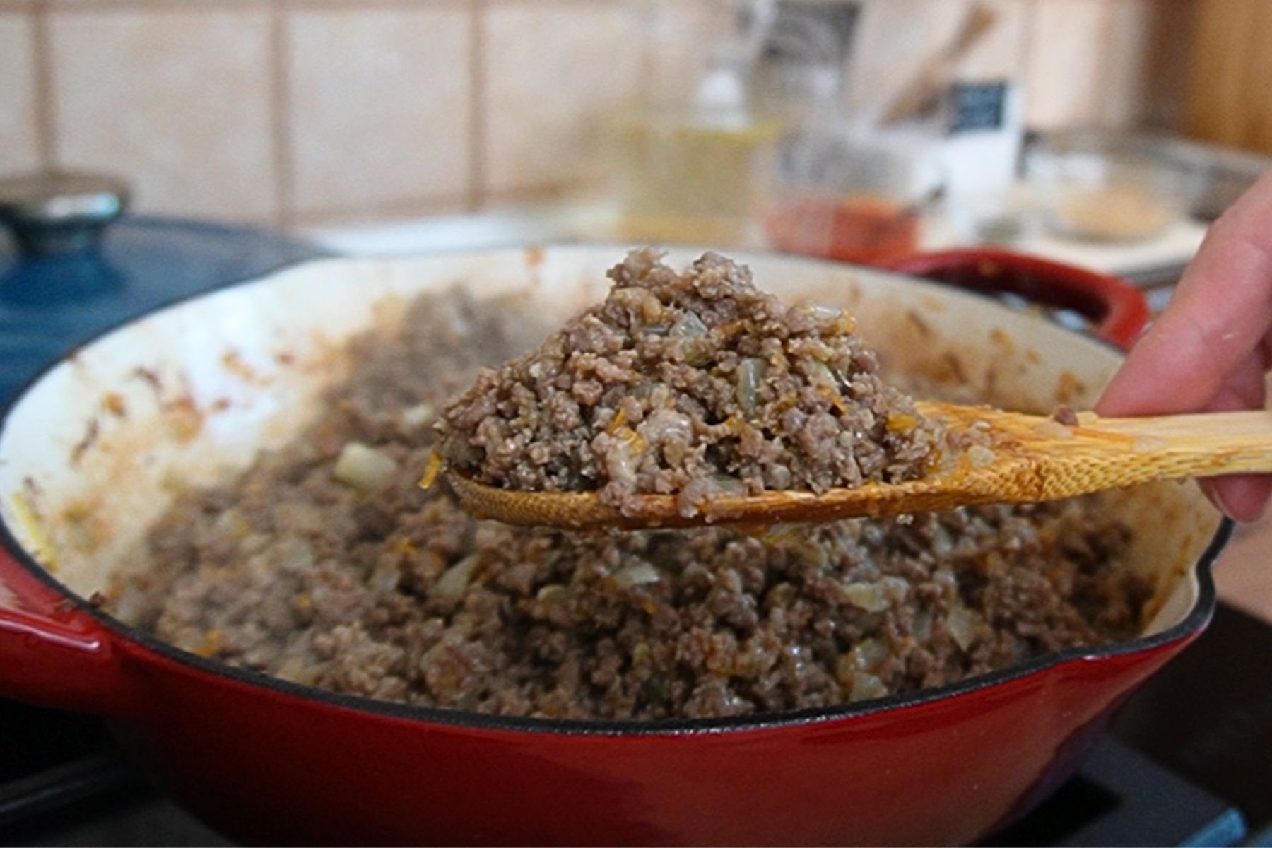 Carne tocată bine gătită și legată, verificată cu lingura în tigaie