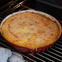 Plăcintă ciobanului la cuptor, coaptă până la crustă aurie și rumenă