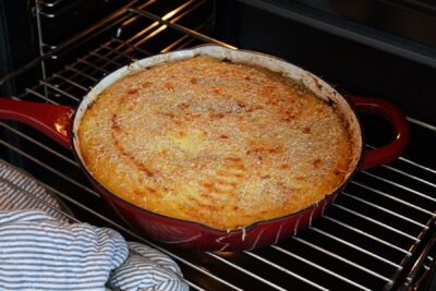 Plăcintă ciobanului la cuptor, coaptă până la crustă aurie și rumenă