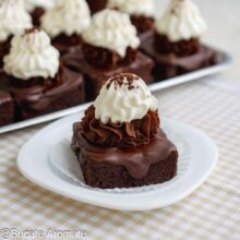 Prăjitură Boema fără fondant, cu blat de cacao, glazură de ciocolată și frișcă bătută