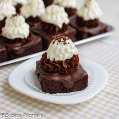 Prăjitură Boema fără fondant, cu blat de cacao, glazură de ciocolată și frișcă bătută