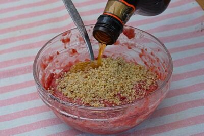 Gem de prune amestecat cu nucă măcinată și rom pentru prăjitura Zi și Noapte