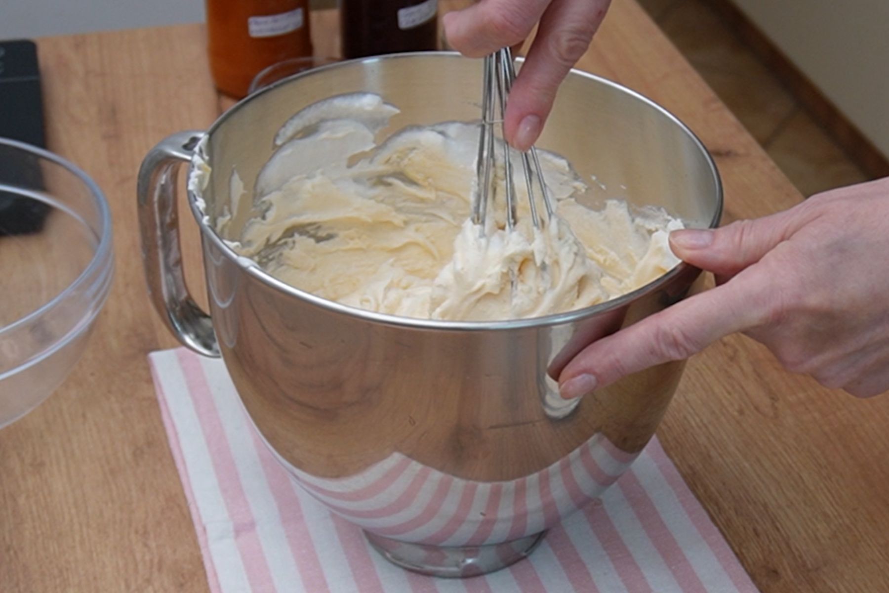 Aluat de pandispan pentru prăjitura Zi și Noapte, preparat din ouă și zahăr