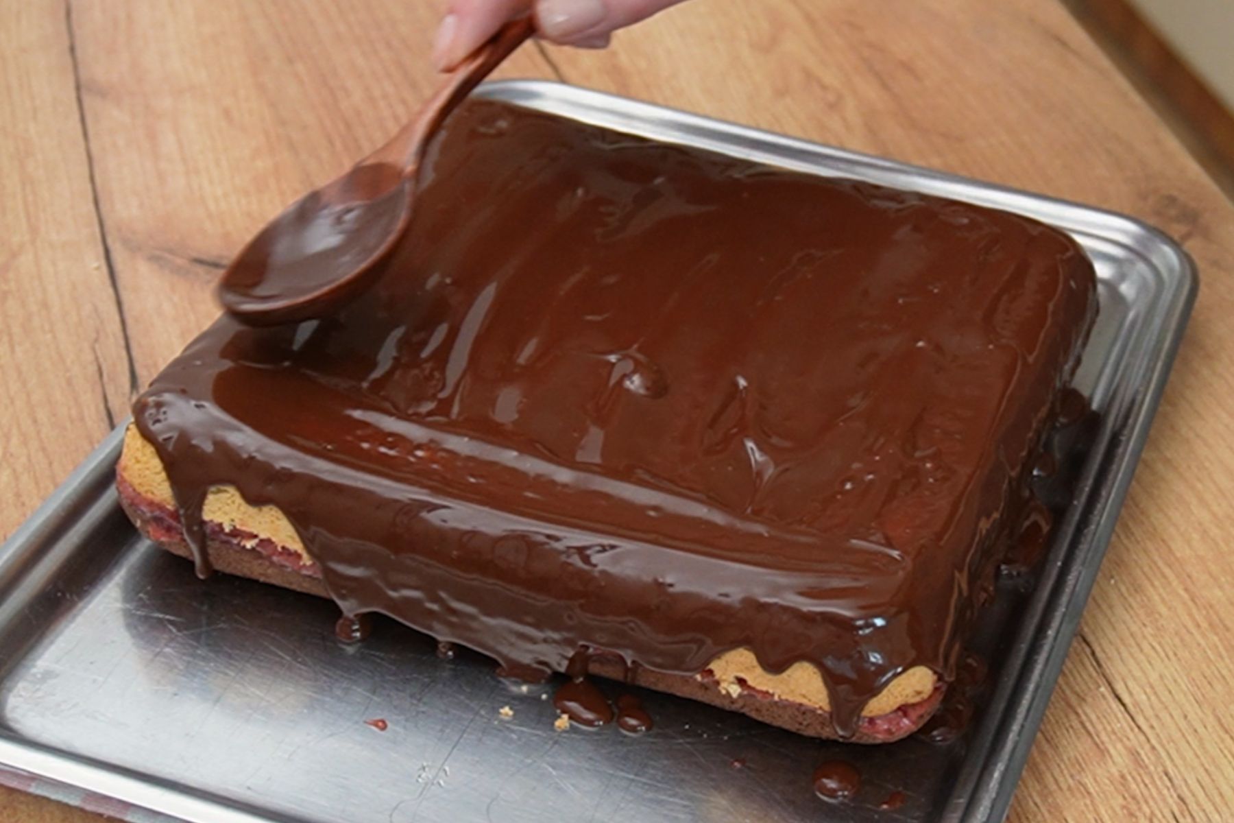 Glazură de ciocolată turnată peste prăjitura Zi și Noapte cu gem