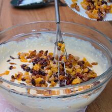 Umplutura cremoasa de branza dulce amestecata cu fructe confiate pentru pasca de Paste