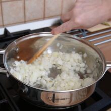 Ceapă tocată cubulețe călită în ulei, primul pas pentru zacuscă de post