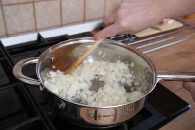 Ceapă tocată cubulețe călită în ulei, primul pas pentru zacuscă de post