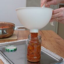 Zacuscă de post turnată fierbinte în borcan pentru sterilizare și păstrare peste iarnă