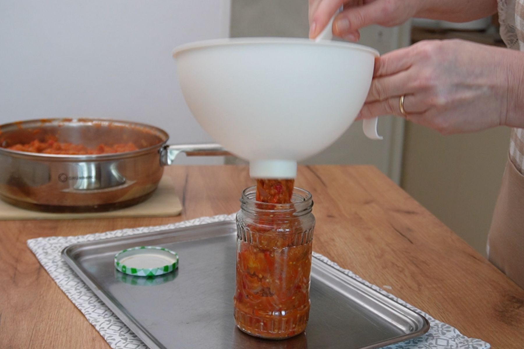 Zacuscă de post turnată fierbinte în borcan pentru sterilizare și păstrare peste iarnă