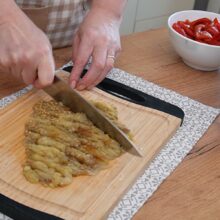 Vinete coapte tocate cu cuțitul pe tocător pentru zacuscă de post