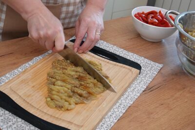 Vinete coapte tocate cu cuțitul pe tocător pentru zacuscă de post