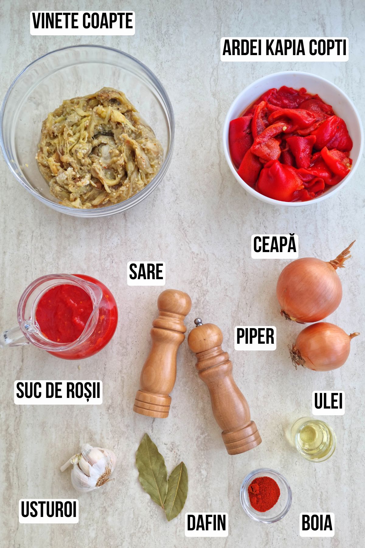 Ingrediente pentru zacuscă de post rapidă din vinete și ardei kapia copți congelați, cu ceapă, suc de roșii și usturoi