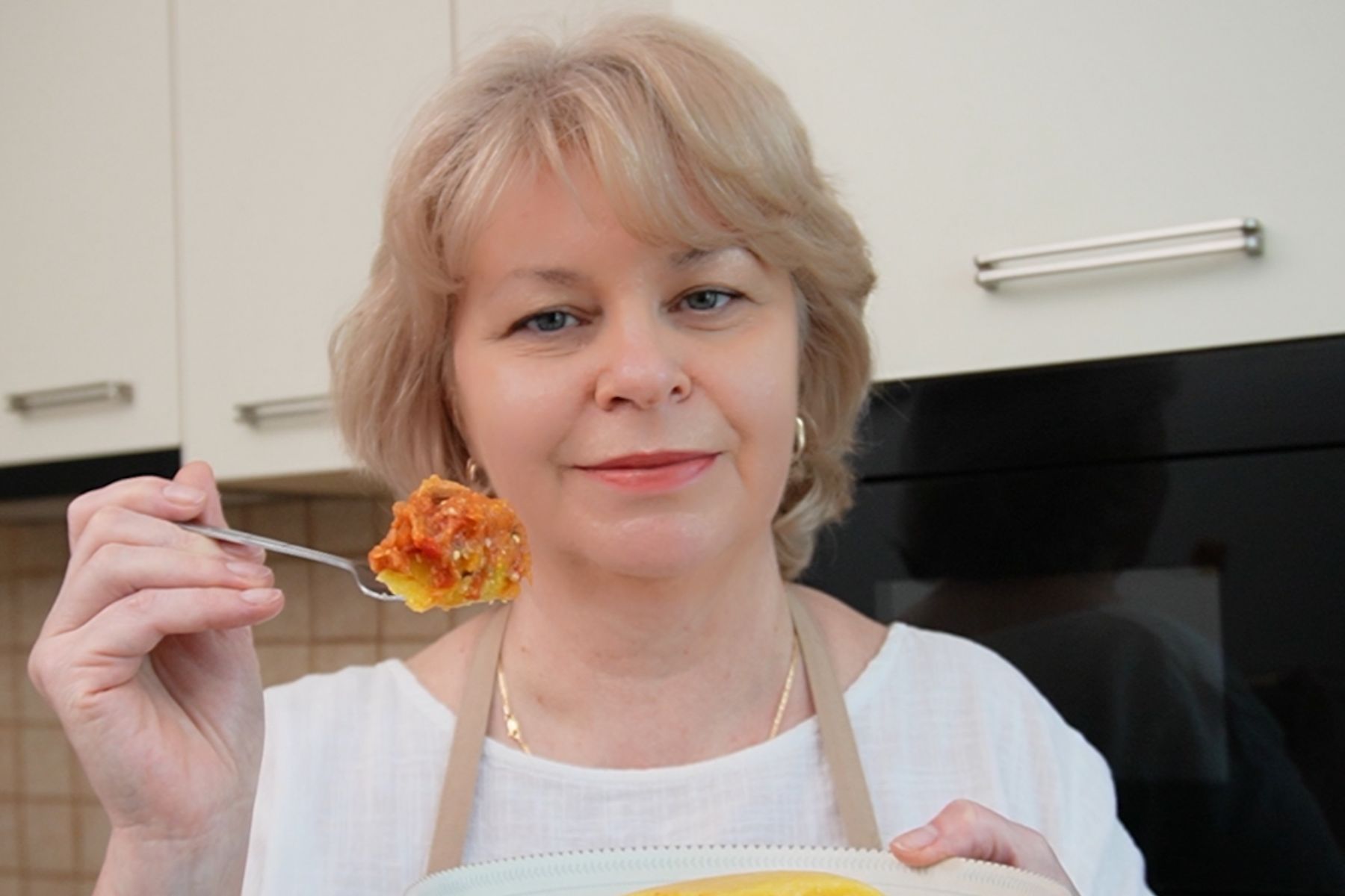 Iuliana Sbirnea in bucatarie gustand zacusca rapida de post cu mamaliguta
