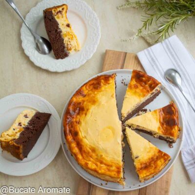 Pască cu blat de cacao și umplutură de brânză dulce, coaptă în tavă rotundă