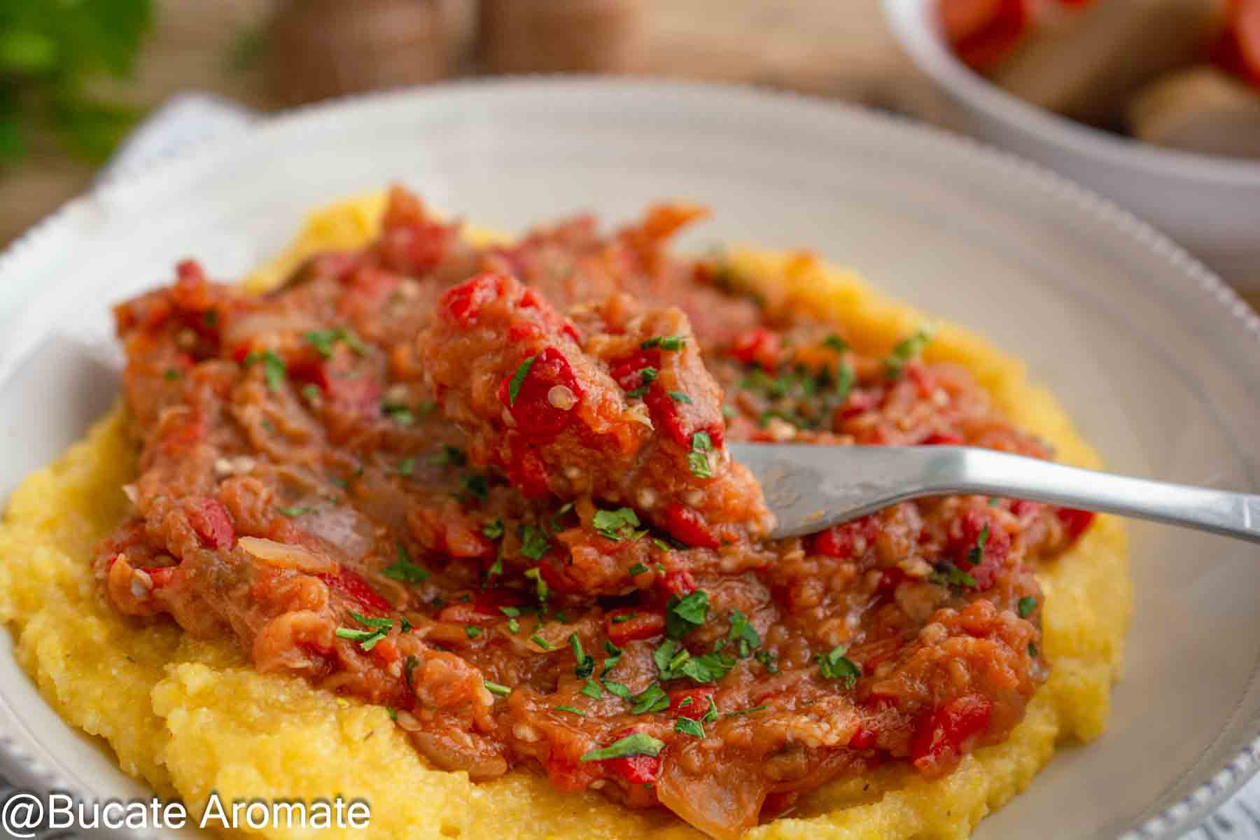 Zacuscă rapidă din vinete și ardei copți congelați, servită peste mămăligă caldă