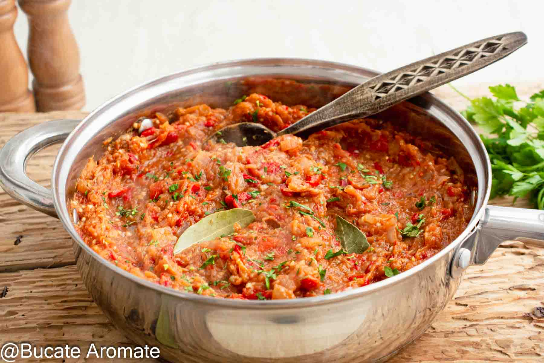 Zacuscă de post rapidă din vinete și ardei copți congelați, gătită în tigaie și presărată cu pătrunjel verde