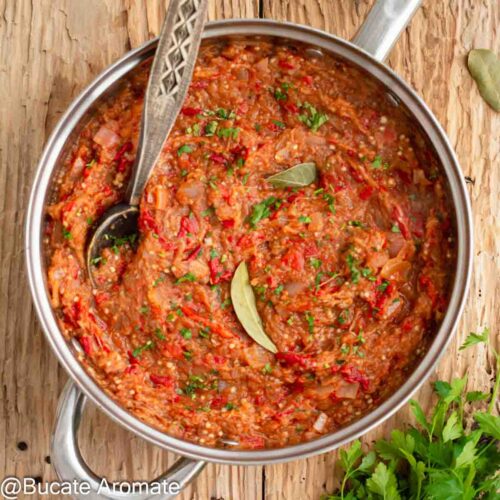 Zacuscă de vinete și ardei copți congelați, cremoasă și aromată, cu foi de dafin