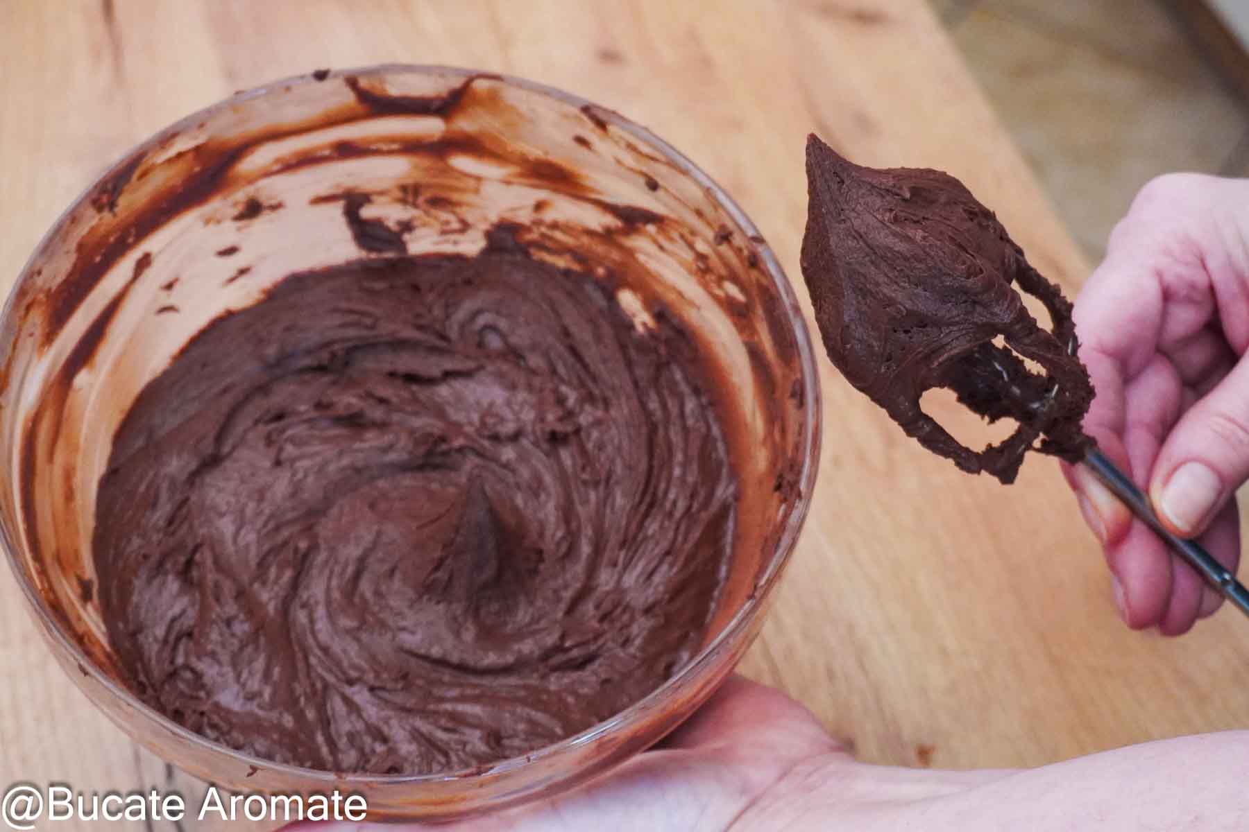 Cremă de ciocolată de post cu cocos mixată ușor pentru a deveni fină, aerată și ușor de întins