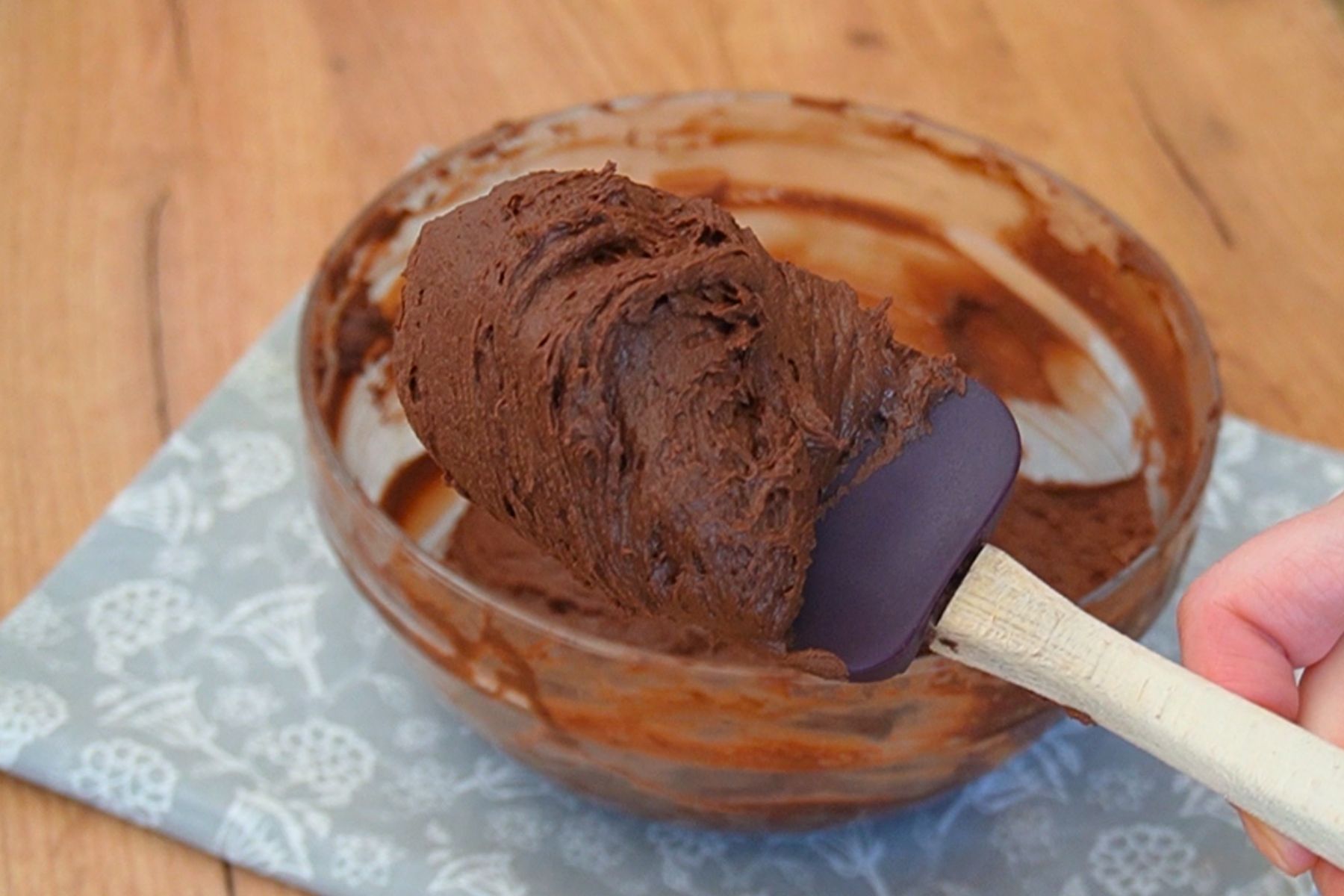 Cremă de ciocolată de post cu textură fină, densă și ușor aerată după mixare