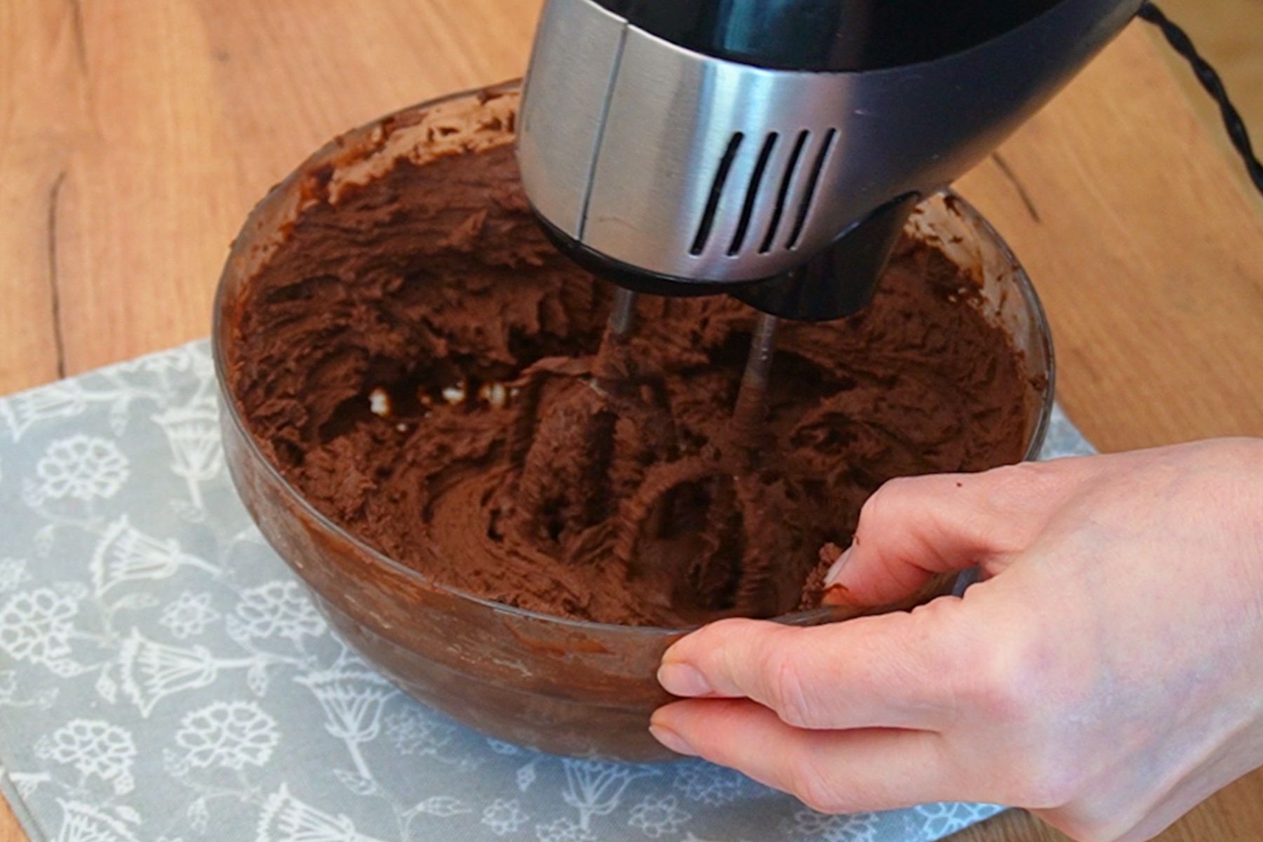 Cremă de ciocolată de post mixată scurt cu mixerul pentru o textură fină și ușor de întins