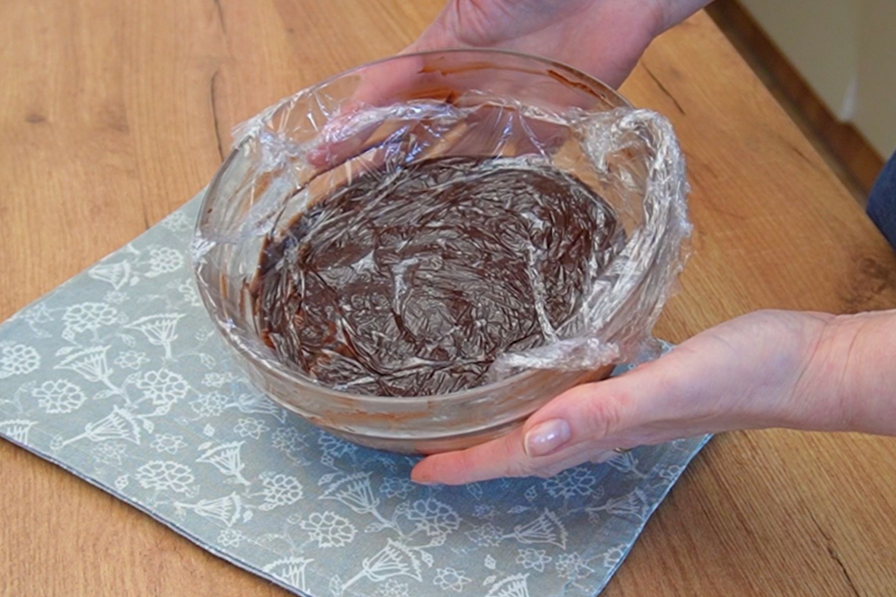 Cremă de ciocolată de post acoperită cu folie alimentară și lăsată la frigider pentru a se întări