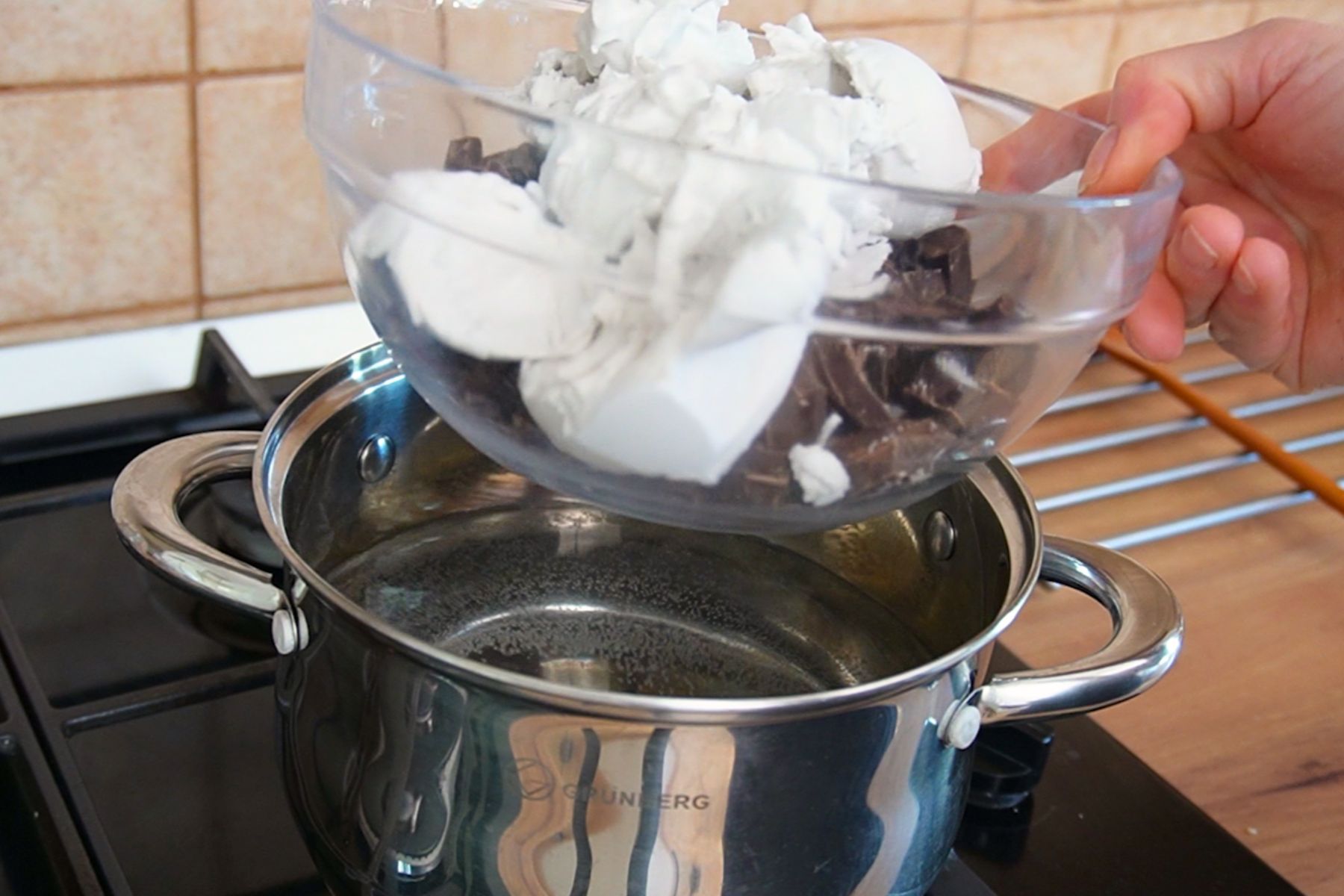 Ciocolată și cremă de cocos pregătite pentru topire la bain-marie în vas termorezistent