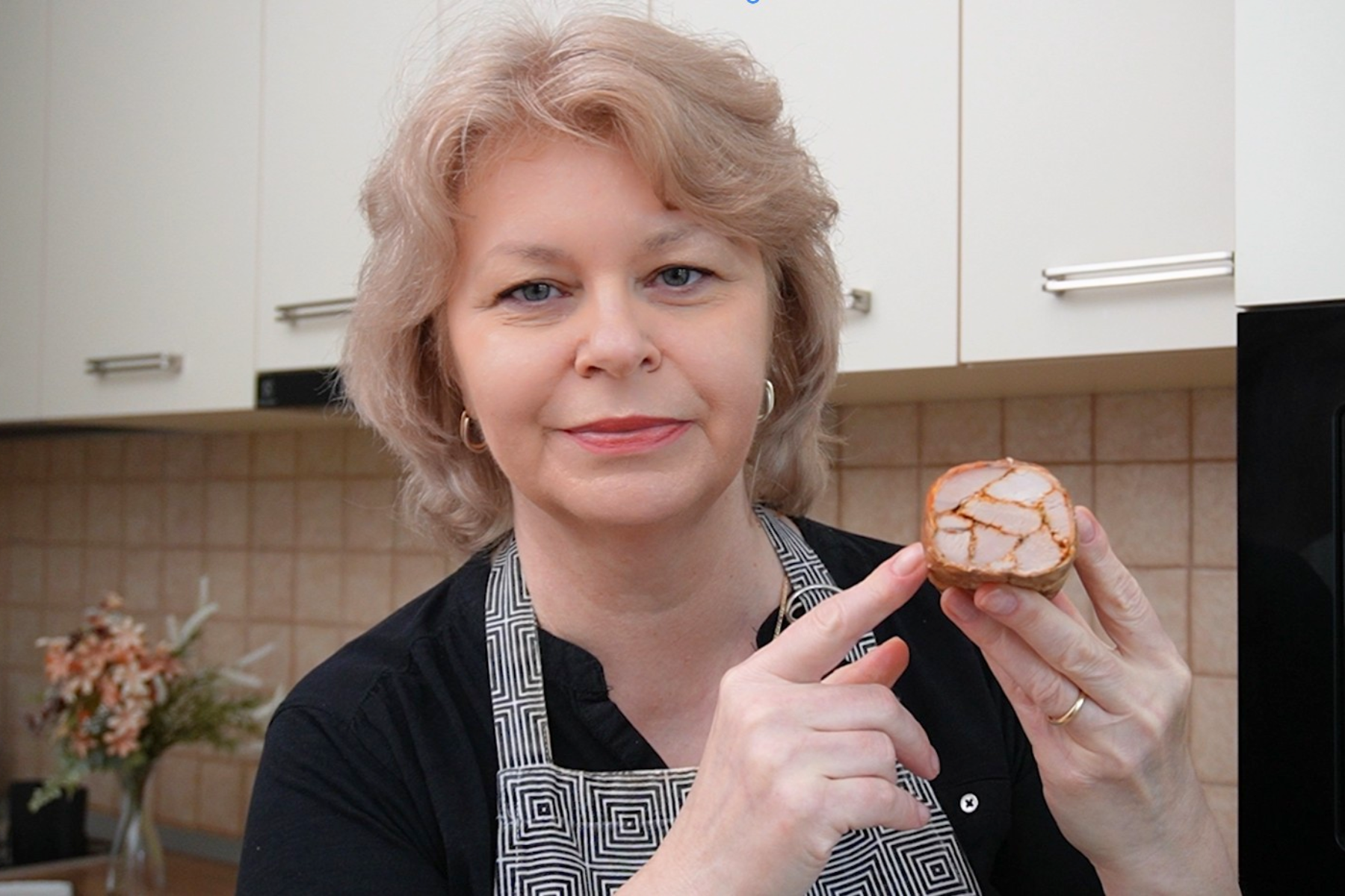 Iuliana Sbîrnea prezintă rulada mozaic din mușchiuleț de porc învelită în prosciutto