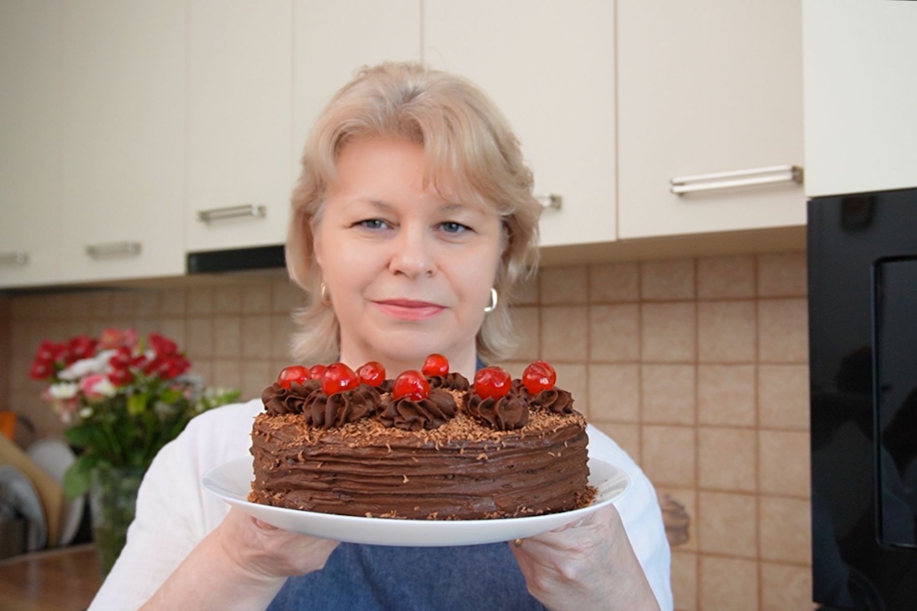 Tort de post cu cremă de ciocolată și cireșe confiate pregătit de Iuliana Sbirnea