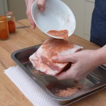 Condimentarea mușchiului file de porc cu sare, boia dulce și condimente uscate