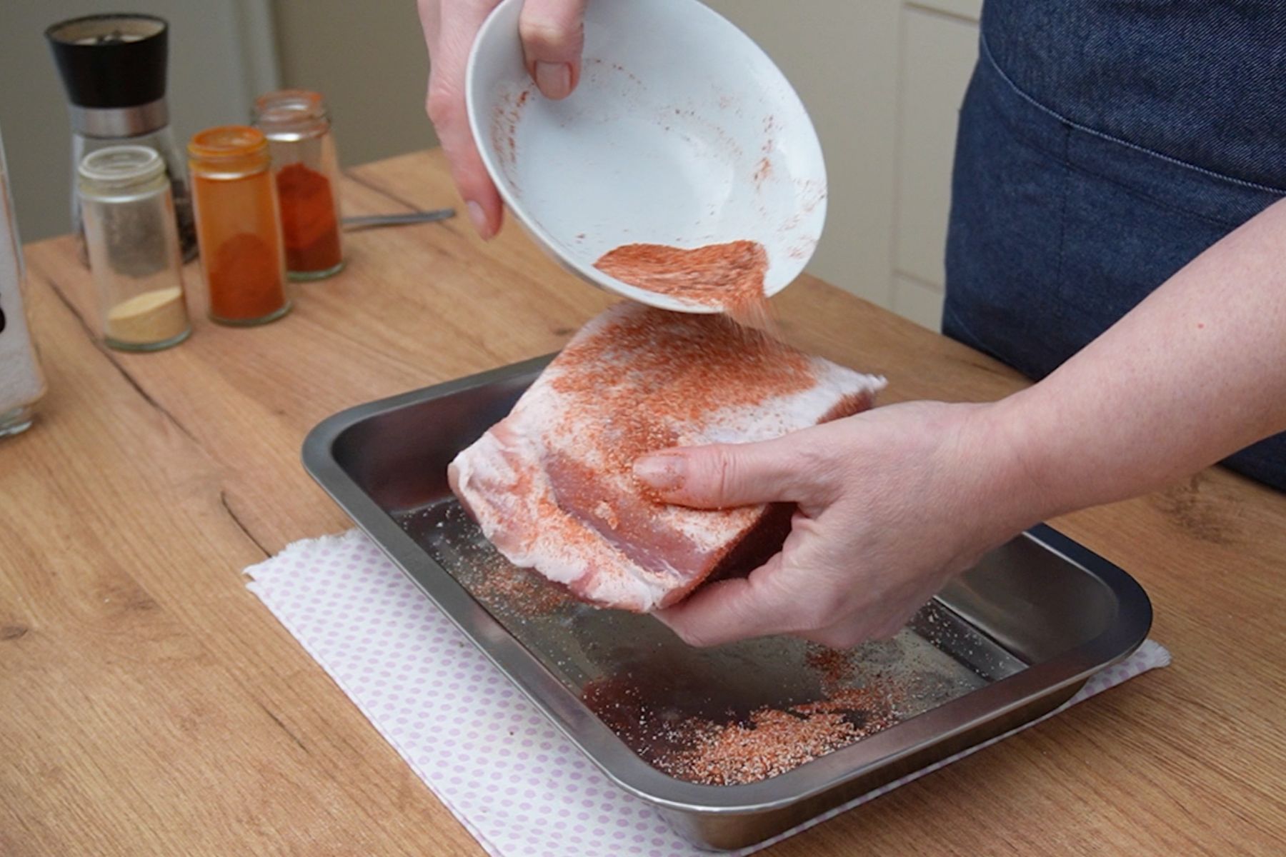 Condimentarea mușchiului file de porc cu sare, boia dulce și condimente uscate