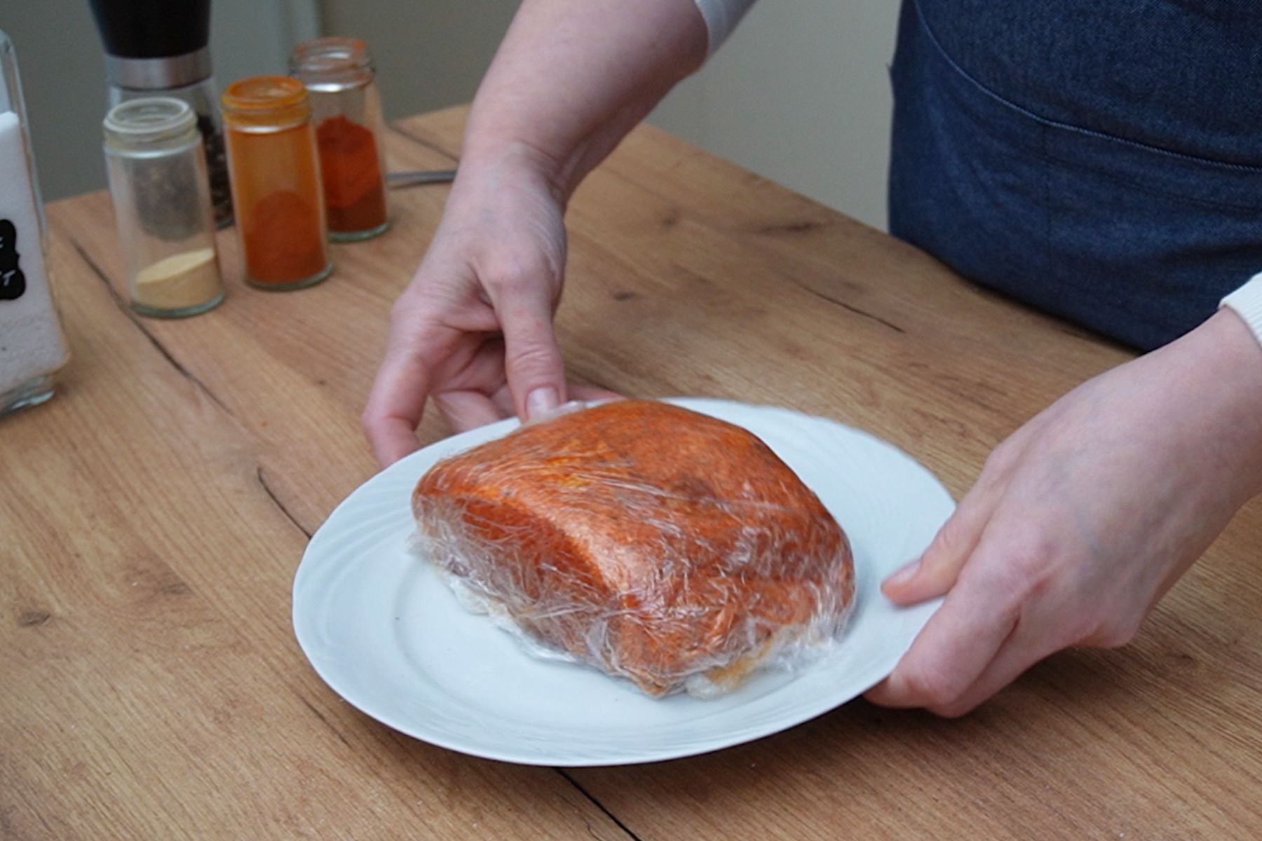 Mușchi file înfășurat strâns în folie alimentară pentru maturare la frigider