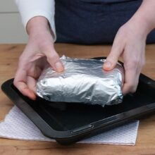 Mușchi file învelit în hârtie de copt și folie de aluminiu înainte de coacere