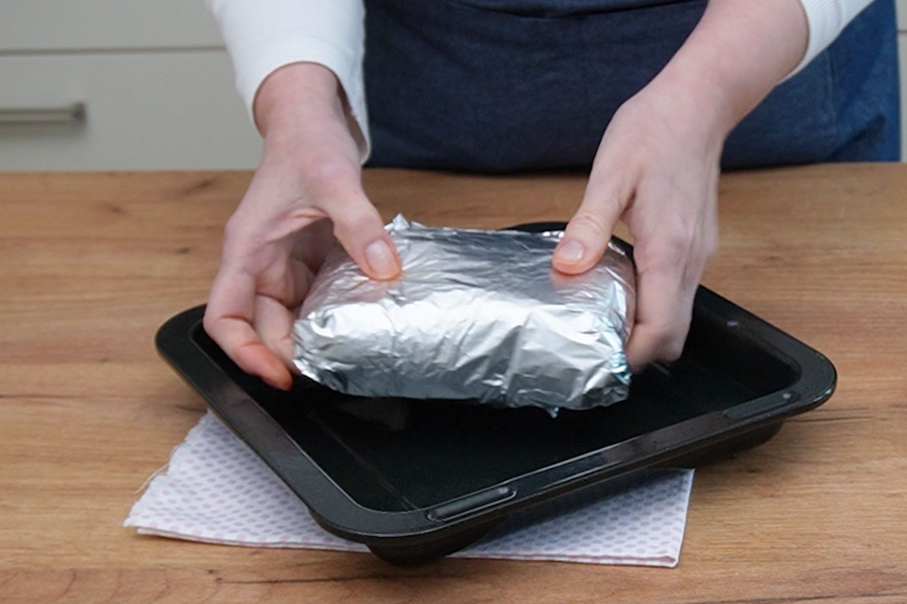 Mușchi file învelit în hârtie de copt și folie de aluminiu înainte de coacere